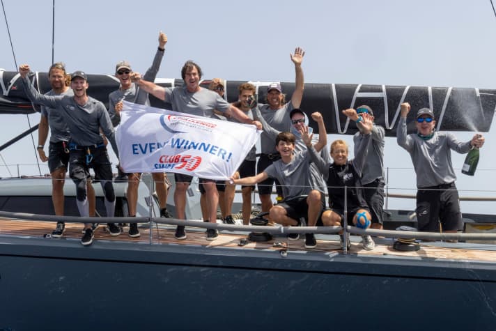   Qui l'equipaggio di "Hatari" festeggia la propria vittoria