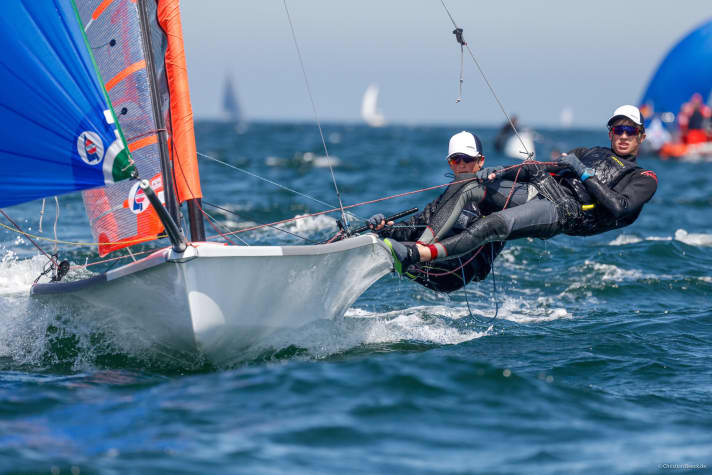   Les champions de skiff Anton et Johann Sach naviguent avec succès en 29er