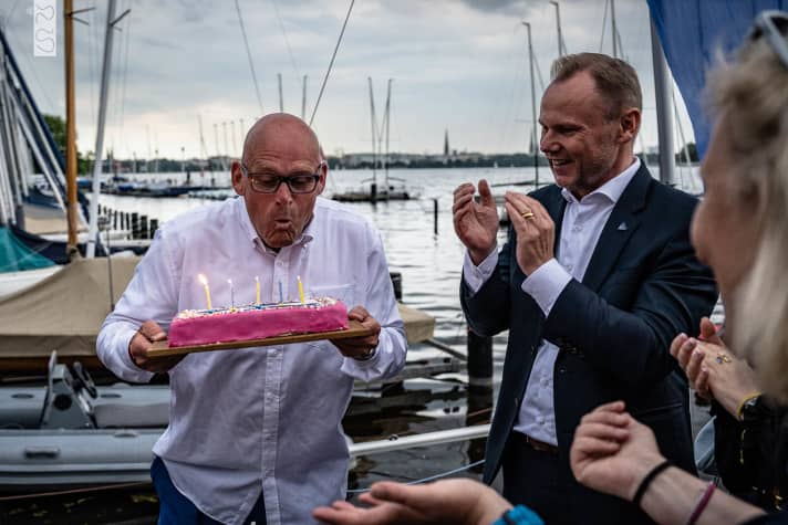  Una torta rosa per l'anniversario del promotore e organizzatore generale della Helga Cup, Sven Jürgensen. Sul pontile NRV, il senatore di Amburgo per gli Interni e lo Sport Andy Grote, fan dichiarato della Helga Cup e promotore di Amburgo come "città attiva", applaude l'evento.