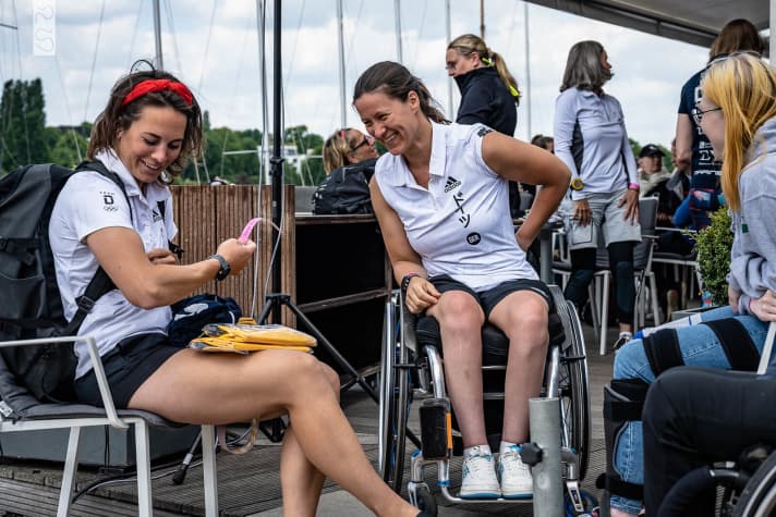   Sanni Beucke und Anne Patzwald gewannen den Helga Cup in der inklusiven Klasse S\V 14 und genossen die Regatta auf dem Wasser ebenso wie an Land