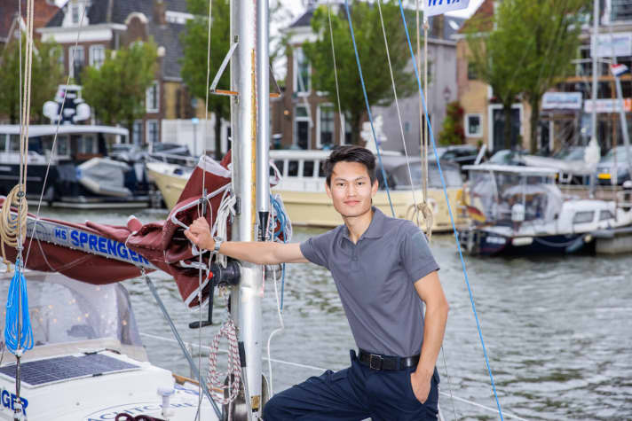   Le navigateur solo Li sur le pont avant de son bateau