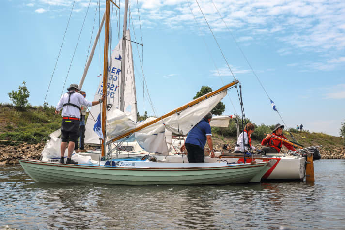  In Duisburg's narrow railway harbour, the boats are still lying in packets before the start