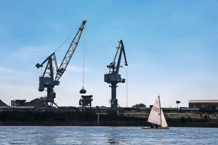   Une idylle industrielle avec un pirate. Le père Sören et la fille Maja Sander du Düsseldorfer Segler-Verein naviguent sur le "Timpe Te".