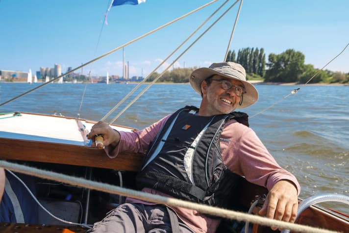   Boat builder Marcel Teriete on the "Li", an L-boat from 1949, is clearly enjoying the river trip