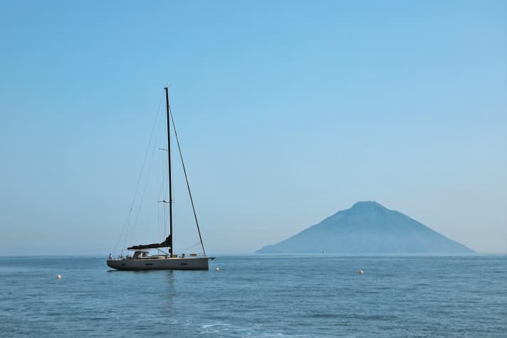  Vorbildliche Vulkanform: Der berühmte Stromboli ist weithin sichtbar ...
