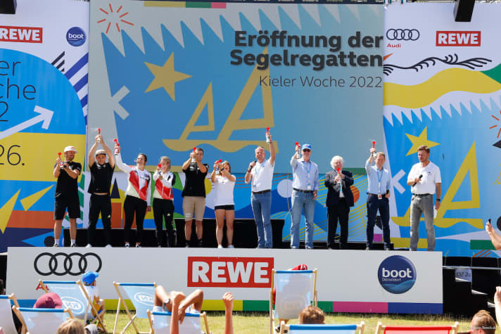   All six Japan medallists celebrated the Kiel Week opening on stage together with the city fathers and Kiel Week motors