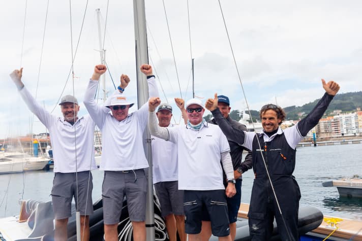   Happy "Momos": l'equipaggio di sei persone di Dieter Schön festeggia il titolo di campione del mondo con la nuova barca