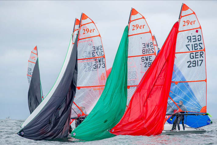   Gennaker recovery in unison, but please without touching another 29er: The manoeuvres with battles for position were once again exciting to watch at the Euro Cup during Kiel Week