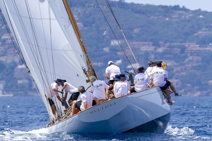   Germán Frers' replica "Recluta" with the whole family as crew