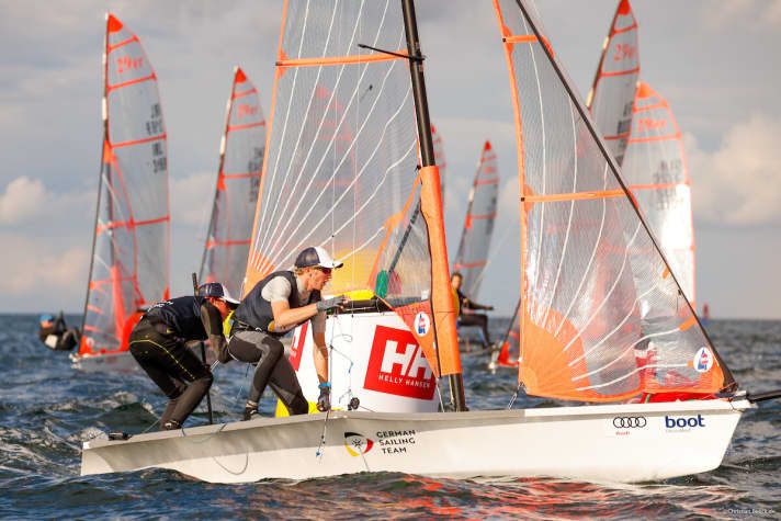   Les vainqueurs de l'année dernière en 29er, Anton et Johann Sach de Zarnekau dans l'Ostholstein, se sont hissés à la troisième place du classement général avant la journée finale, malgré un faux pas dans la neuvième course.