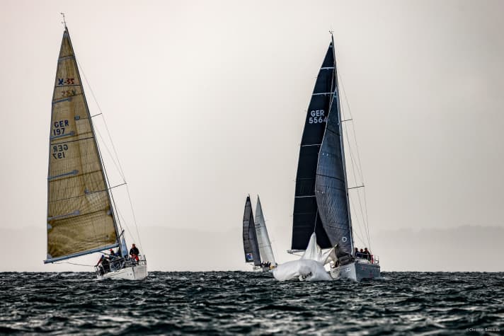   Eine Momentaufnahme vom windreichen Montag der Kiel-Cup-Regatta, die ihr überschaubares, aber begeistertes Regattafeld mit unterschiedlichsten Windbedingungen, vor allem aber mit abwechslungsreichen Formaten prüfte