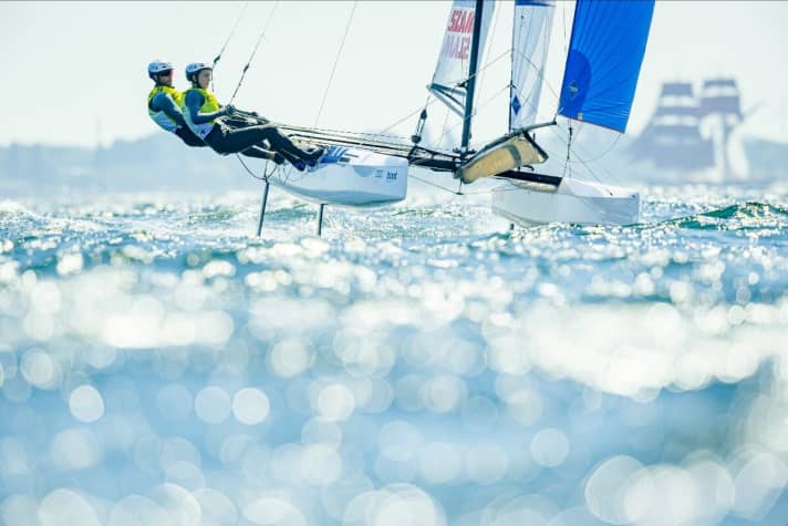   Die italienischen Olympiasieger Ruggero Tita und Caterina Banti führen das Kieler-Woche-Klassement mit sechs Rennsiegen in acht Wettfahrten souverän an und genossen die traumhaft schönen Segelbedingungen am Freitag