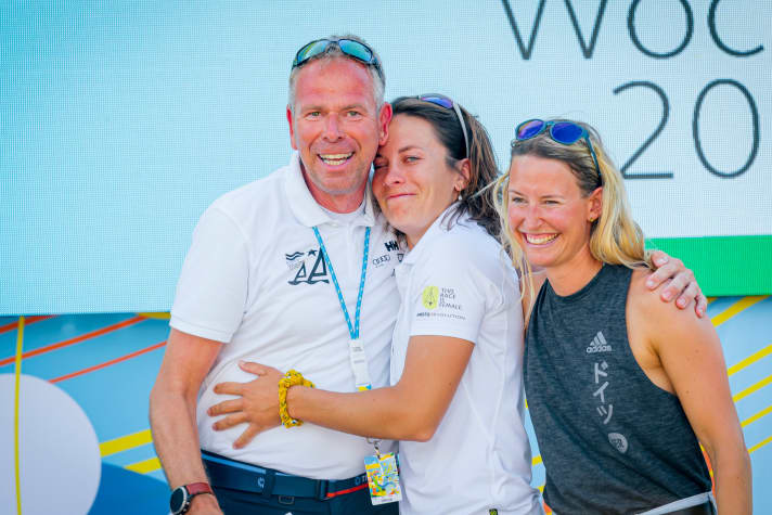   Wie in dieser Szene mit Kieler-Woche-Dirigent Dirk Ramhorst, Sanni Beucke und Tina Lutz ging es bei der 128. Kieler Woche oft mit viel Herz und Herzlichkeit zu