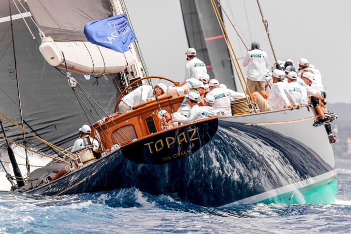   "Topaz" won the opening day ahead of Palma with 2nd and 1st place