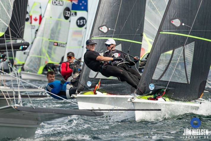  Belle étude de départ de la flotte des 49er du championnat d'Europe avec Tim Fischer et Fabian Rieger au premier plan.