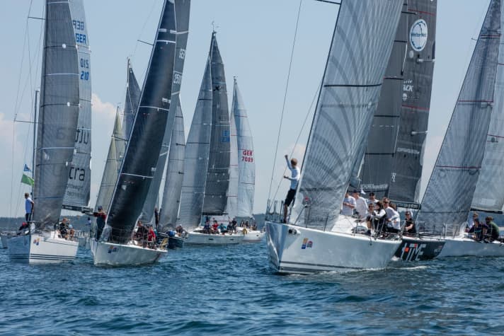   Départ en big boat lors de la semaine de Warnemünde : seule une douzaine de bateaux se sont retrouvés pour l'IDM de voile. Les équipes ont tout de même apprécié les courses dans cette belle zone de navigation et ont pu participer à toutes les manches.
