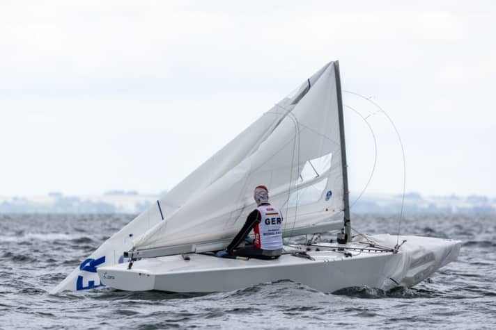   L'albero si è rotto sulla barca di Hubert Merkelbach alla prima boa di bolina della terza regata del Campionato Europeo.