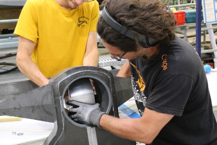   Montage du palier de safran. Sur le nouveau bateau, le safran de rechange doit pouvoir être remplacé plus rapidement que jamais.