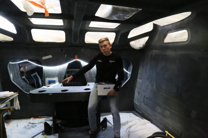   Will Harris devant la centrale de trim qui portera plus tard quatre grands winchs. Un grinder et une barre franche seront ajoutés.