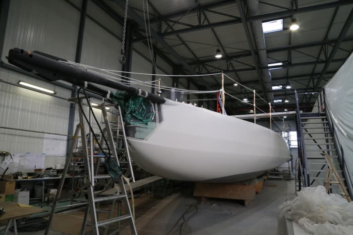   "Malizia 3" mi-juin, quatre semaines avant sa première mise à l'eau, dans le chantier Multiplast à Vannes. La ligne de flottaison est courte, la proue volumineuse