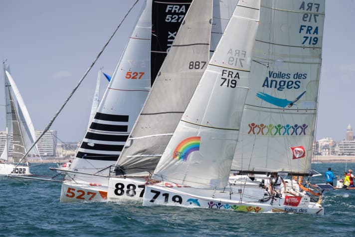   Ici, on voit au premier plan Piers Copham avec son dessin Betrand de 2008. Ses "Voiles des Anges" se trouvaient jeudi à la onzième et avant-dernière place du proto-champ. S'il veut continuer à progresser, il lui faudra quelques "coups d'ailes" plus puissants.