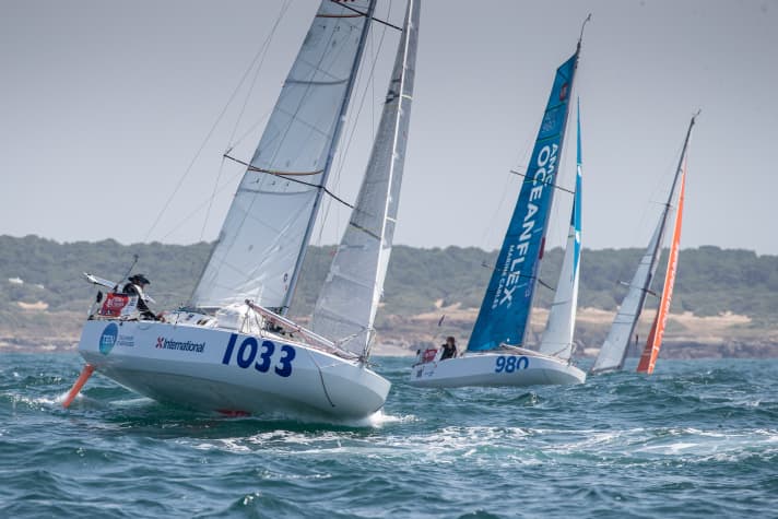   In the foreground, Hugo De Premare sails his maxi "Technip Energies -International". The Frenchman was only a few nautical miles behind series leader Julie Simon on Thursday afternoon. Lisa Berger's Maxi "Mojo" with blue mainsail can be seen here in the background during the start phase