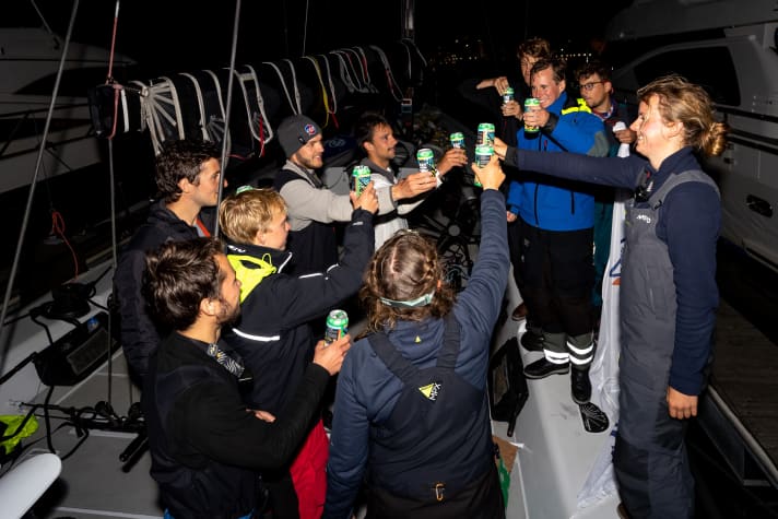  Santé à la place sur le podium : l'équipage de "Störtebeker" après le coup réussi dans la Roschier Baltic Sea Race