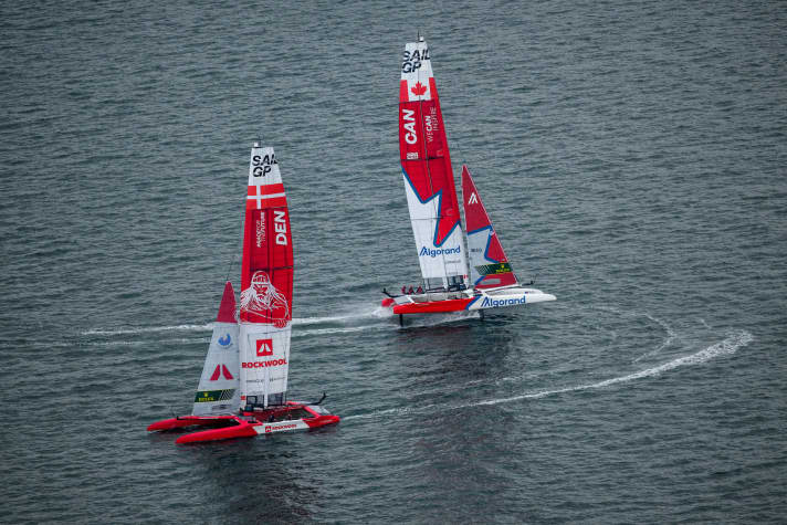 A première vue, on dirait presque des bateaux jumeaux, mais ce n'est pas le cas : l'équipe danoise Rockwool Team a terminé troisième et l'équipe canadienne sixième lors de ce week-end SailGP.