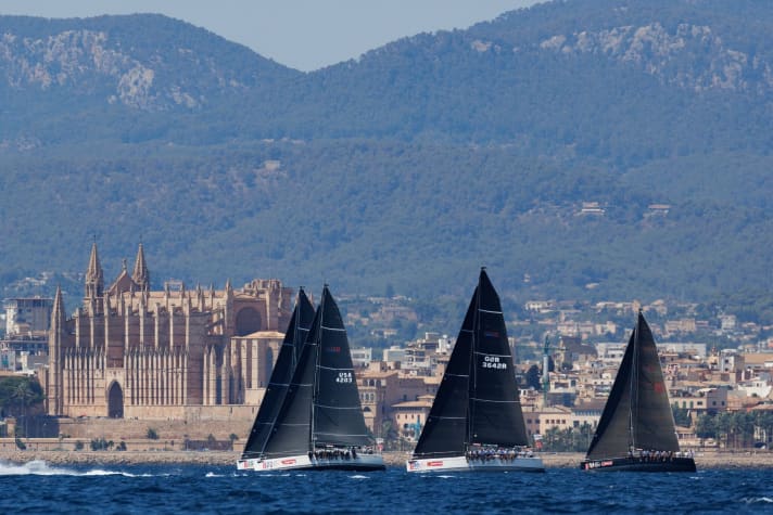   Typical Copa del Rey: the races take place against the imposing backdrop of the Royal Palace in Palma de Mallorca