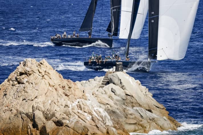Belle scène de navigation des maxi-yachts au large de la Sardaigne