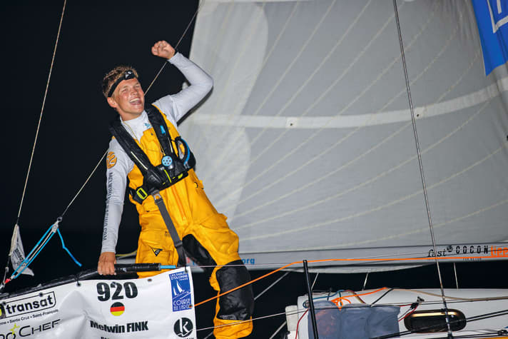 Der damals erst 19-Jährige nach seinem Triumph bei der Mini-Transat 2021