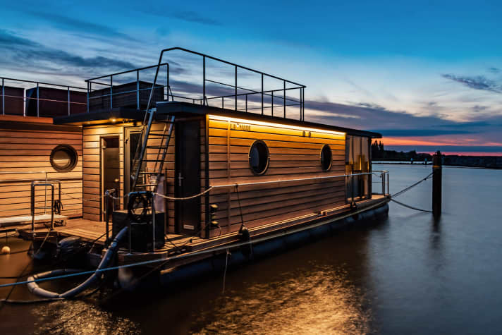Gemütliche Hausboote mit Sauna warten am Darß
