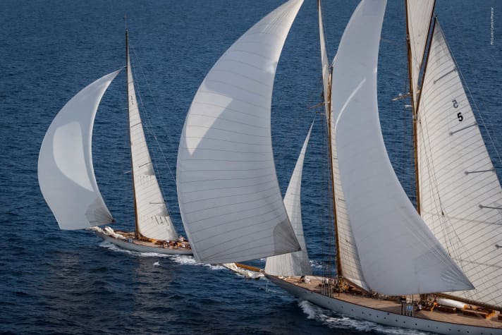 „Eleonora“ (r.) auf den Régates Royales in Cannes