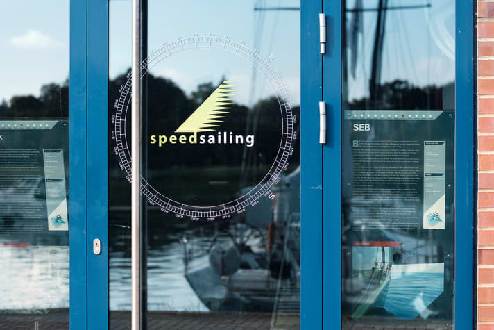 Il logo dell'azienda sulla porta d'ingresso