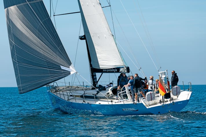 Team building on the Volvo Ocean Racer "Glashäger": after a thorough briefing, skipper Oliver (far right in the picture) is happy to step aside and leave the imposing boat to the often inexperienced crew. "Let them do it themselves" is his maxim