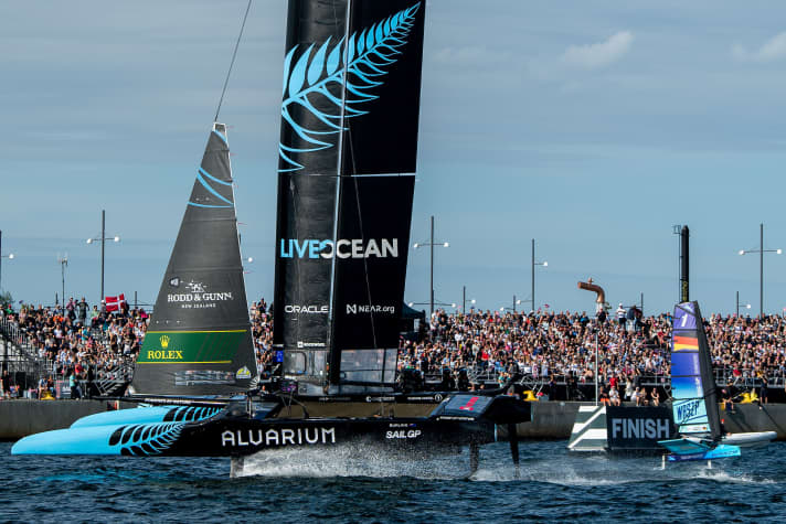 La squadra neozelandese del SailGP partecipa alla parata di Copenaghen. I tifosi hanno applaudito con entusiasmo