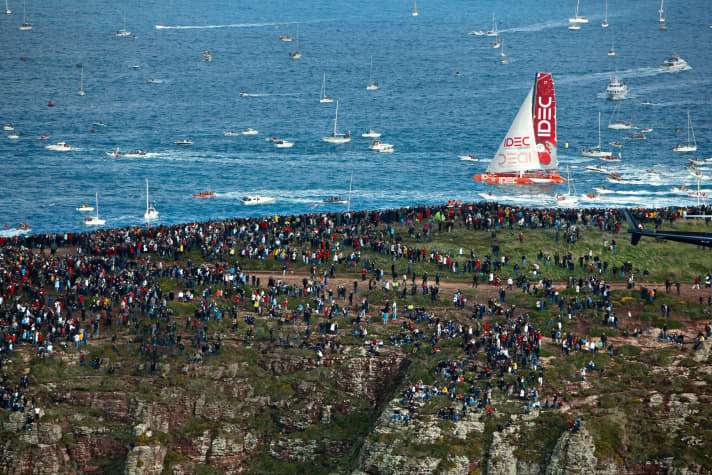 To see the ocean-going racers live, many fans put up with long walks - or accompany the participants in their own boat