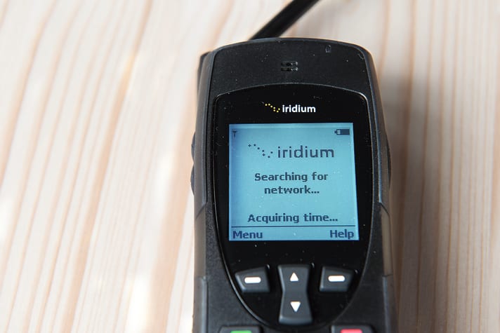 Verbindungsaufbau per Iridium. Dank der insgesamt 75 Satelliten besitzt Iridium das Netzwerk mit der besten Abdeckung