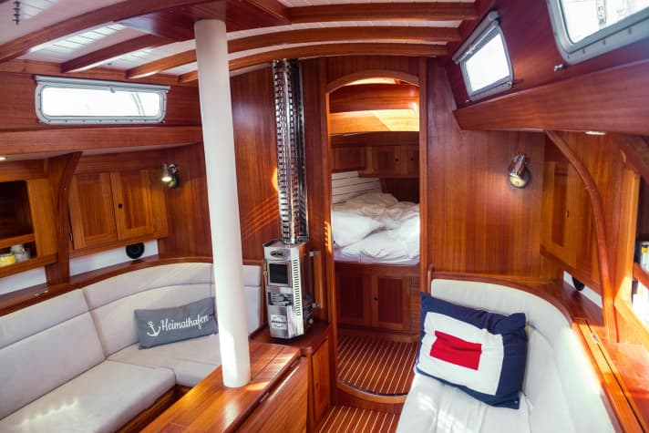 On se croirait à bord d'un yacht en bois : l'aménagement classique avec des pilotis et des poutres de pont est très confortable et intemporel.