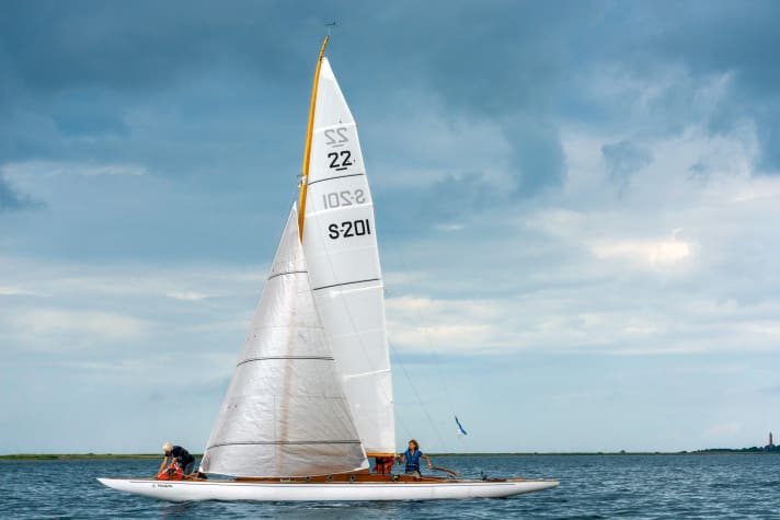 L'incrociatore a curvatura di 22 metri quadrati "Finikette" dell'iniziatore di Schlank-&-Rank Georg Milz al largo di Lemkenhafen