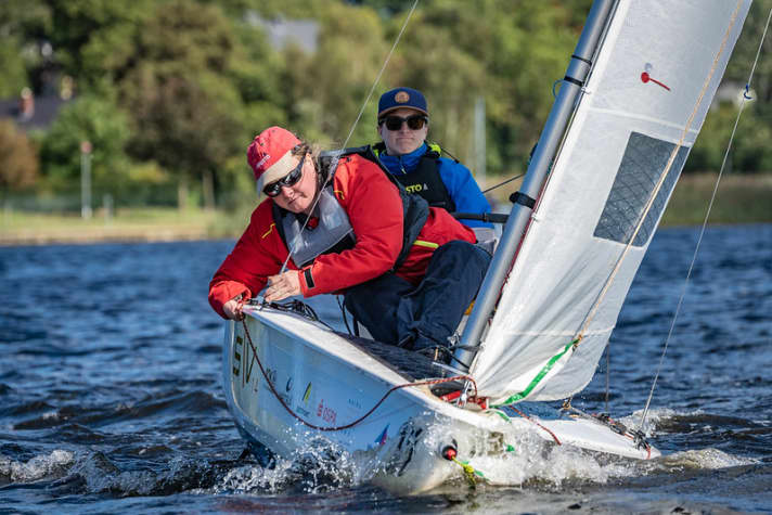 Encore une fois, les championnes du monde de l'inclusion en action : la barreuse Silke Basedow et l'équipière Nadine Löschke.