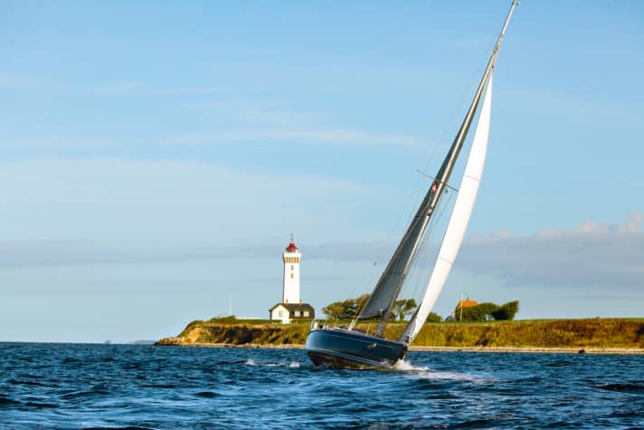 Der markante Leuchtturm Helnæs Fyr am nordwestlichen Eingang der Bucht