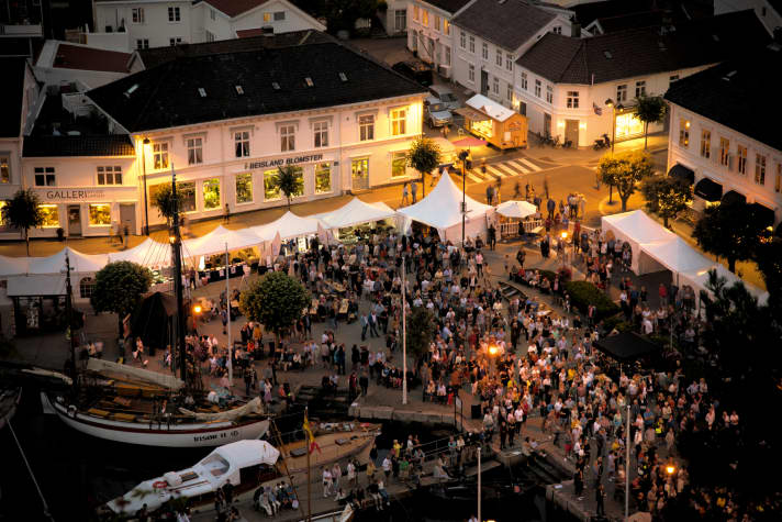 Wie es sich für ein echtes Festival gehört, herrscht unter den Teilnehmern eine vertraute Atmosphäre. Bis spät in die Nacht wird gefeiert