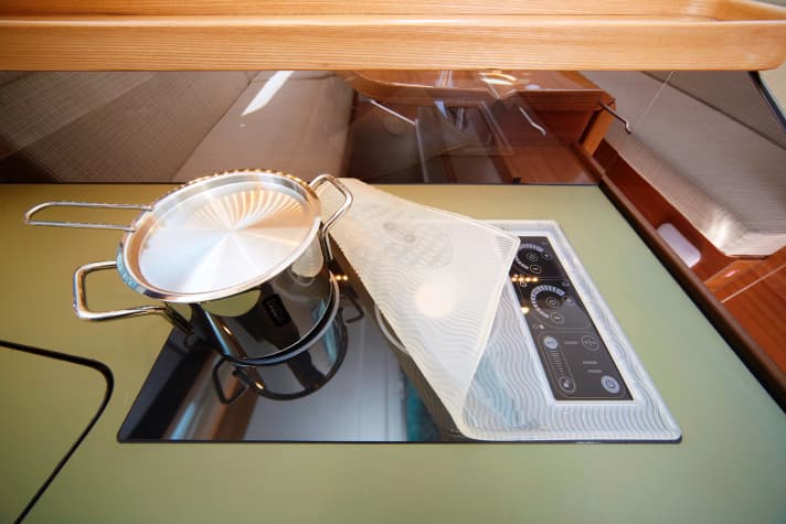 Built-in hobs are ideal for multihulls: those who sail without heeling can use built-in hobs. The choice is wide. Kenyon offers special marine models with low power consumption and silicone anti-slip mats. With the Dragonfly-40-Tri from Quorning Boats, the system can be ordered ex shipyard
