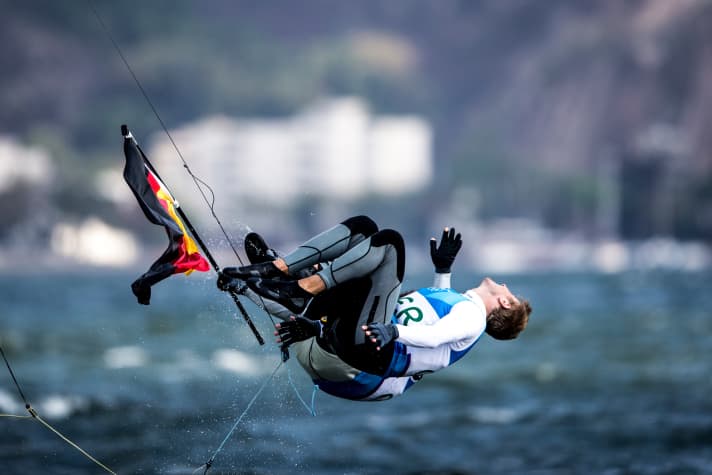Legendär, unvergessen: Der Doppel-Salto, mit dem Erik Heil und Thomas Plößel ihre Fans nach dem Gewinn der Bronzemedaille in Rio de Janeiro entzückten