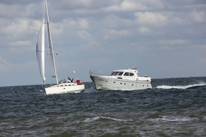 Le due imbarcazioni: una barca a vela C-12.50i e un motoscafo Elling E4