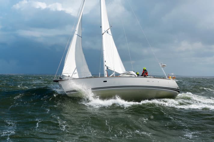 Le C-Yacht dans la mer du Nord sauvage