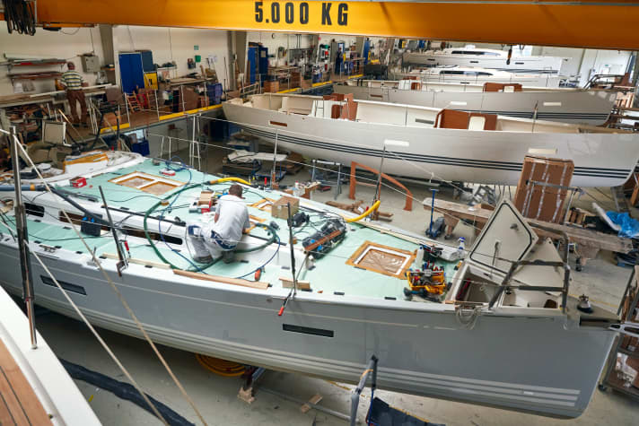 Zehn neue Typen fertigt X-Yachts derzeit. Ein weiterer Unternehmenszweig ist die Refit-Abteilung, in der sie mit verschiedenen Wachssorten jede Holzfarbe für Reparaturen nachbilden können