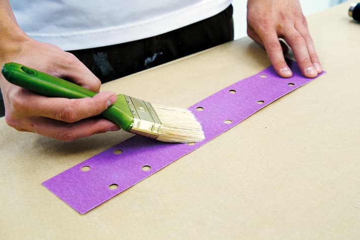 Spesso ci sono piccoli trucchi che facilitano il lavoro: Se il pennello viene levigato prima del primo utilizzo, non perde quasi più peli.