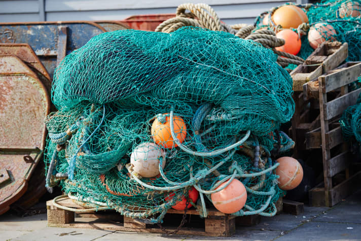 Una rete da pesca con corde da pesca nel porto di Eckernförde